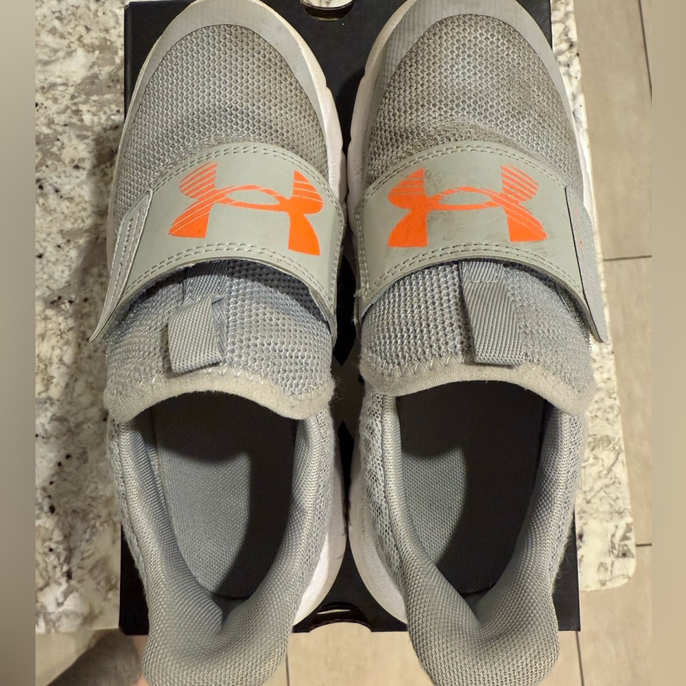 UA like new little boy sneakers sz 2.5